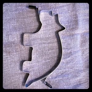 Triceratops pancake mold with foldable handles